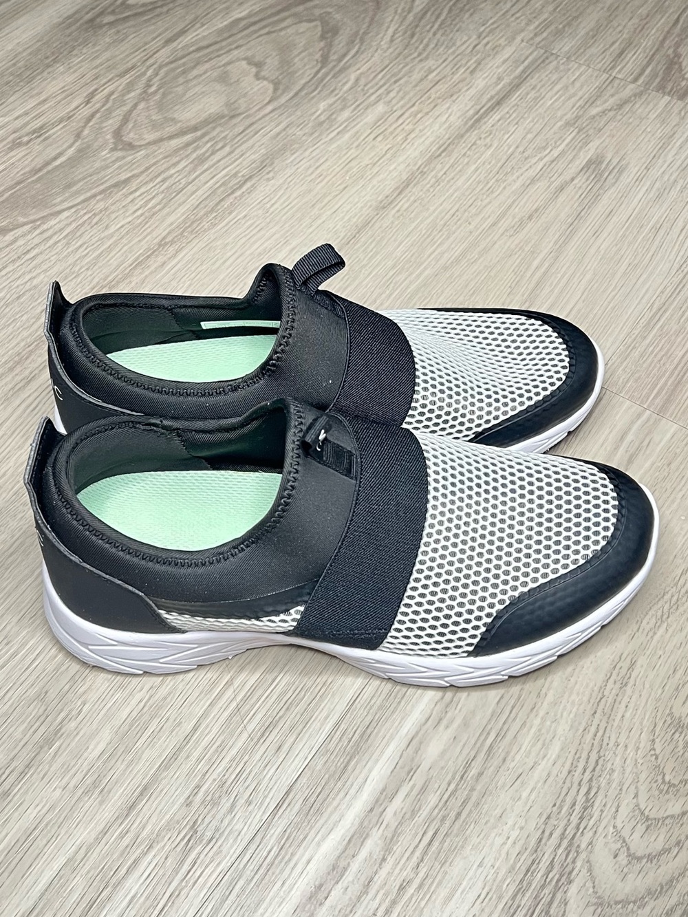 Vionic Camrie Women's Slip On Black and White Athletic Shoes 8.5
